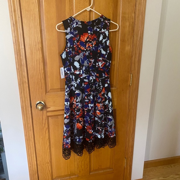 Floral dress with lace trim - Picture 2 of 4